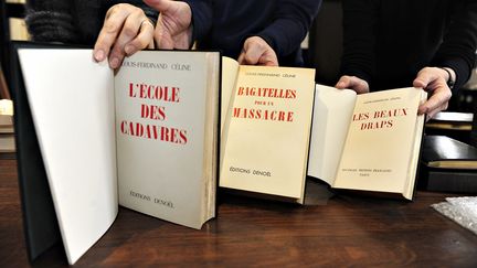 Édition rare des trois pamphlets antisémites de Louis-Ferdinand Céline chez des libraires orléanais, en janvier 2018. (MAXPPP)