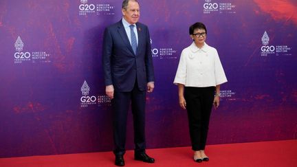 Sergueï Lavrov et&nbsp;Retno Marsudi à Bali (Indonésie), le 8 juillet 2022. (DITA ALANGKARA / POOL / AFP)