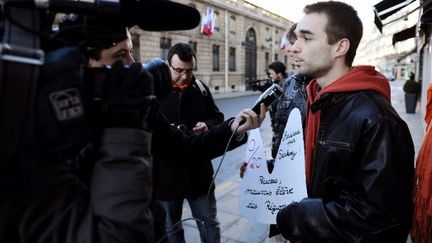 Matthieu Lamarre (Modem) devant l'Elysée à Paris (AFP PHOTO MIGUEL MEDINA)