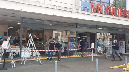 Le supermarché du centre-ville de Chaville a été pris pour cible lors des violences urbaines du jeudi 29 juin. (FARIDA NOUAR / FRANCEINFO)