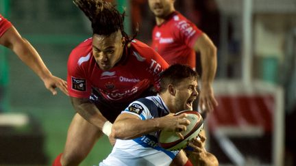 Rory Kockott (Castres) face à Ma'a Nonu (Toulon)