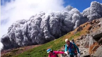 L'explosion et le nuage de cendres, qui s'est &eacute;lev&eacute; &agrave; plusieurs centaines de m&egrave;tres dans le ciel, ont bless&eacute; au moins huit personnes, dont une gri&egrave;vement.&nbsp; ( YOUTUBE)