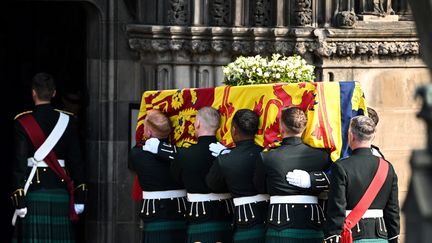 Des soldats portent le cercueil de la reine Elizabeth II à l'intérieur de la cathédrale Saint-Gilles à Edimbourg, en Ecosse, le 12 septembre 2022. (PAUL ELLIS / AFP)