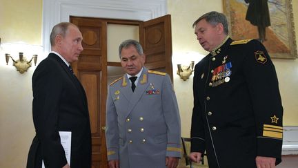 Vladimir Poutine, Sergei Shoigu le ministre de la Défense russe, et Igor Kostyukov le directeur du renseignement militaire russe (GRU), à Moscou, le 2 novembre 2018. (ALEXEY DRUZHININ / SPUTNIK / AFP)