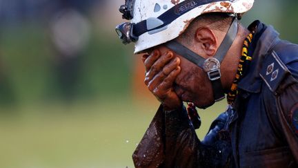 Un membre de l'équipe de secours, après l'effondrement d'un barrage minier, à Brumadinho, dans le sud-est du Brésil, le 27 janvier 2019. (ADRIANO MACHADO / REUTERS)