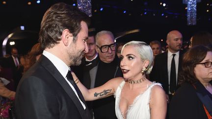 Bradley Cooper et Lady Gaga assistent aux SAG Awards à Los Angeles (Etats-Unis), le 27 janvier 2019. (DIMITRIOS KAMBOURIS / GETTY IMAGES NORTH AMERICA / AFP)