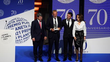 Les lauréats du prix Planeta, Antonio Mercero, Jorge Diaz et Augustin Martinez,&nbsp;pour leur roman&nbsp; "La Bestia",&nbsp;écrit sous le pseudonyme de&nbsp;Carmen Mola (JOSEP LAGO / AFP)