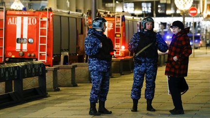 Des membres des forces de l'ordre encadrent un dispositif de sécurité après une fusillade à Moscou (Russie), le 20 décembre 2019. (SEFA KARACAN / ANADOLU AGENCY / AFP)