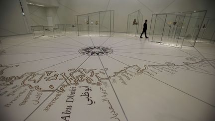 Dans une des galeries du Louvre Abu Dhabi, dans la capitale des Emirats arabes unis, le 6 novembre 2017. (KAMRAN JEBREILI / AP / SIPA)