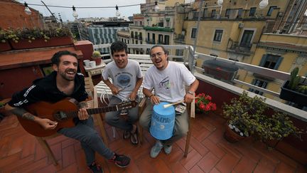 Rai, Klaus et Guillem,&nbsp;les trois membres de Stay Homas, le 13 mai 2020 à Barcelone, sur la terrasse de leur appartenement en colocation.&nbsp; (LLUIS GENE / AFP)