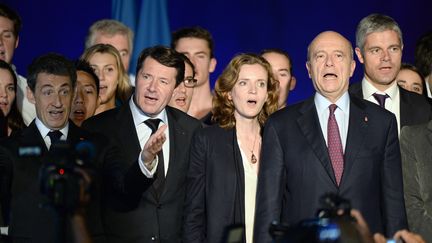 Nicolas sarkozy, Christian Estrosi,&nbsp;Nathalie Kosciusko-Morizet, Alain Jupp&eacute; et Laurent Wauquiez chantent La Marseillaise, le 22 novembre 2014 &agrave; Bordeaux. (JEAN-PIERRE MULLER / AFP)