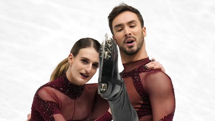Les danseurs sur glace Gabriella papadakis et Guillaume Cizeron, lors de leur programme de danse ryhtmique des championnats du monde de patinage artistique à Montpellier, le 25 mars 2022. (FRANCISCO SECO / AP)