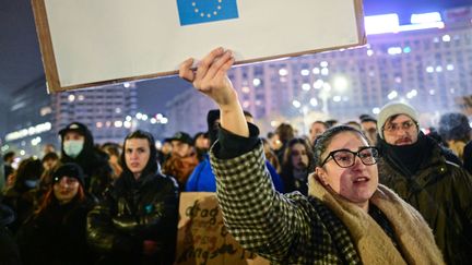 Des manifestants contre le candidat d'extrême droite à la présidentielle Calin Georgescu en Roumanie, a Bucarest (Roumanie), le 27 novembre 2024. (DANIEL MIHAILESCU / AFP)