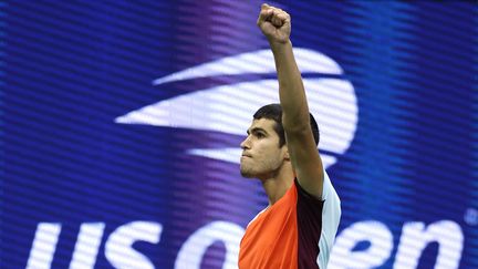 Carlos Alcaraz s'est qualifié au bout de la nuit pour les demi-finales de l'US Open, le 8 septembre 2022.&nbsp; (MATTHEW STOCKMAN / AFP)