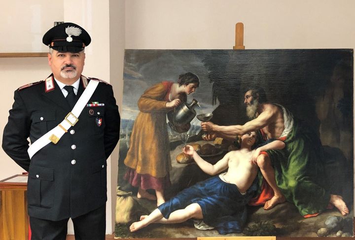 Le catture dei fucilieri riguardano anche opere rubate dai nazisti, e talvolta avvistate per caso, come il dipinto di Poussin, "Lot con le sue due figlie che gli servono da bere", situato nei Paesi Bassi durante una mostra nel 2019, si è ripreso in Italia ed è tornato all'inizio di aprile 2021. (HANDOUT / UFFICIO STAMPA CARABINIERI / AFP)