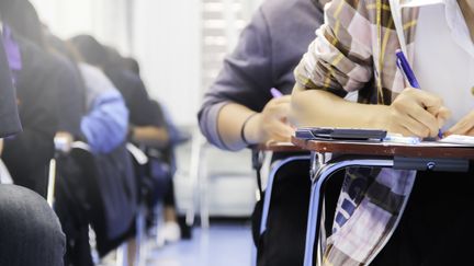 Des étudiants lors d'un concours écrit. Photo d'illustration. (SIRIPORN WONGMANEE / EYEEM / GETTY IMAGES)