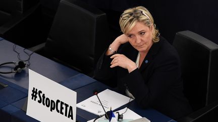 Marine Le Pen, le 15 février 2017 au parlement européen à Strasbourg (Bas-Rhin).&nbsp; (FREDERICK FLORIN / AFP)