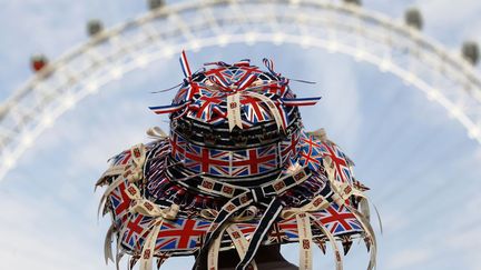 Seuls 13% des Britanniques sont partisans de l'instauration d'une R&eacute;publique. La monarchie n'a jamais autant fait r&ecirc;ver. (LUKE MACGREGOR / REUTERS)