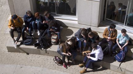 Selon une enquête du Conseil national d’évaluation du système scolaire, les lycéens en terminal plébiscitent l'engagement bénévole et s'éloignent de l'engagement politique.&nbsp;Image d'illustration. (GUILLAUME BONNEFONT / MAXPPP)