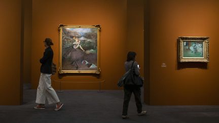 La "Danseuse aux bouquets" présentée pour la première fois en France dans l'exposition "Degas&nbsp;à l'Opéra" au musée d'Orsay&nbsp;à Paris depuis le 24 septembre 2019. (- / AFP)