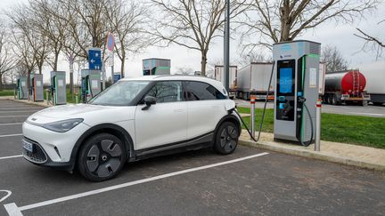 Une voiture électrique lors d'une recharge pendant un voyage d'Orléans à Carcassonne, le 10 janvier 2024. (ROMAIN GAUTIER / HANS LUCAS / AFP)