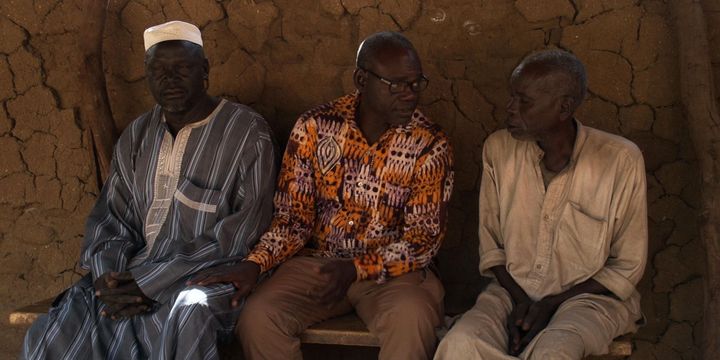 Entre une victime (à gauche) et un bourreau se tient Clément Abaïfouta, le président de l'Association des victimes du régime d'Hissen Habré. Photo du documentaire «Hissen Habré, une tragédie tchadienne» signé Mahamat-Saleh Haroun. (DR)