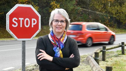 Jacline Mouraud, l'une des cosignataires de l'appel des "gilets jaunes libres", devant une route&nbsp;à Bohal (Morbihan), le 13 novembre 2018. (DAMIEN MEYER / AFP)