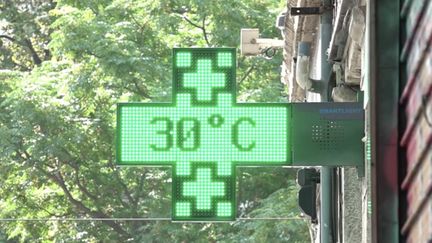 Il a fait jusqu’à 40°C lundi 10 juillet sur la partie est et sud-est de la France. La liste des départements placés en vigilance orange canicule s’est allongée. Ils sont dix, de la Côte d’Or aux Alpes-Maritimes. (franceinfo)