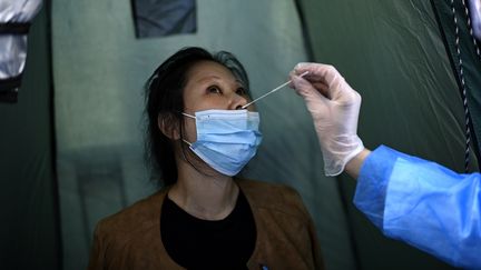 Une femme se fait tester à Paris, en septembre 2020.&nbsp; (CHRISTOPHE ARCHAMBAULT / AFP)