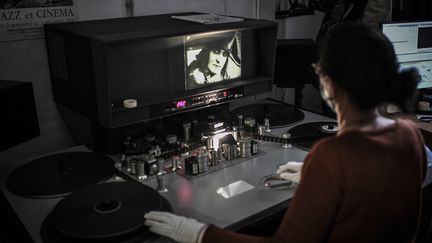 Laure Marchaut, monteuse, qui travaille sur la reconstruction du film d'Abel Gance, "Napoléon".&nbsp; (STEPHANE DE SAKUTIN / AFP)