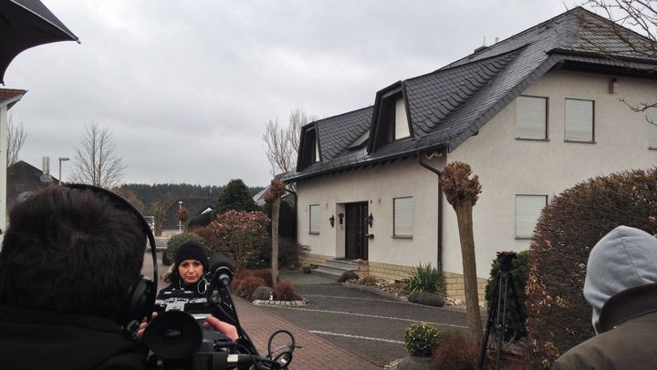 Des journalistes devant la maison de la famille Lubitz, &agrave; Montabaur, dans 'ouest de l'Allemagne, vendredi 27 mars.&nbsp; (CAMILLE CALDINI / FRANCETV INFO)