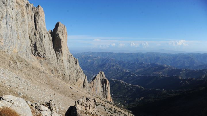 Une vue depuis les montagnes escarp&eacute;es et difficilement accessibles du Djurdjura (Alg&eacute;rie), le 23 septembre 2014. (FAROUK BATICHE / AFP)