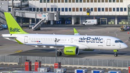 La flotte d'airBaltic est composée actuellement de 49 Airbus A220-300. (JEAN-LUC FL?MAL / MAXPPP)