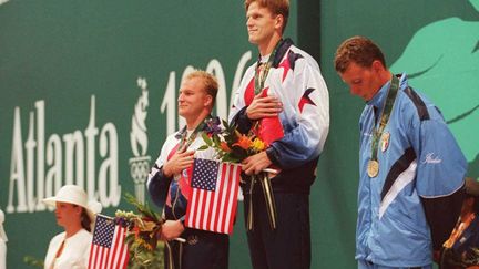 Trippe Schwenk, au deuxième plan, lors du podium du 200m dos des JO d'Atlanta, voici vingt ans (TOSHIFUMI KITAMURA / AFP)