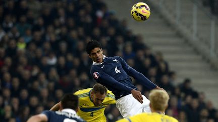 Le d&eacute;fenseur fran&ccedil;ais Rapha&euml;l Varane s'&eacute;l&egrave;ve au-dessus des joueurs su&eacute;dois, le 18 novembre 2014 au Stade V&eacute;lodrome (Marseille). (FRANCK FIFE / AFP)