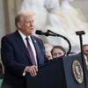 Donald Trump prononce un discours lors de sa cérémonie d'investiture en tant que président des États-Unis, dans la rotonde du Capitole à Washington, le 20 janvier 2025. (KEVIN DIETSCH / GETTY IMAGES NORTH AMERICA / AFP)