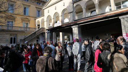 Des habitants d'Allex (Drôme) accueillent des migrants, samedi 19 novembre. (STÉPHANE MARC / MAXPPP)