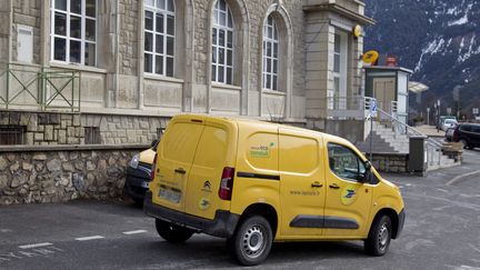 Une voiture de La Poste en tournée à Briançon, dans les Hautes-Alpes, en mars 2023. (THIBAUT DURAND / HANS LUCAS / AFP)