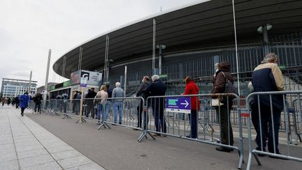 Des personnes attendent leur tour au centre de vaccination du Stade de France, à Saint-Denis, le 6 avril 2021. (THOMAS SAMSON / POOL)