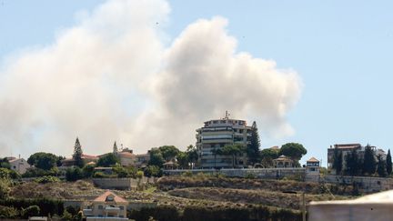 De la fumée après une frappe aérienne sur la ville de Sarafand au Liban le 26 septembre 2024. (MAHMOUD ZAYYAT / AFP)