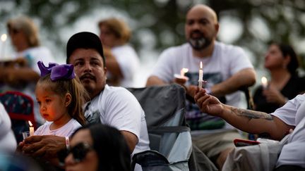 Families participate on May 25, 2023 in a vigil in tribute to the 19 children and two adults who died during a mass killing a year earlier in Uvalde, Texas (United States).  (BRANDON BELL/GETTY IMAGES NORTH AMERICA)