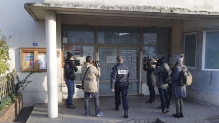 &nbsp; (L'entrée de l'école Jean Perrin d'Aubervilliers, où le professeur qui s'est dit victime d'une agression au cutter travaille. © AP Photo/Michel Euler)