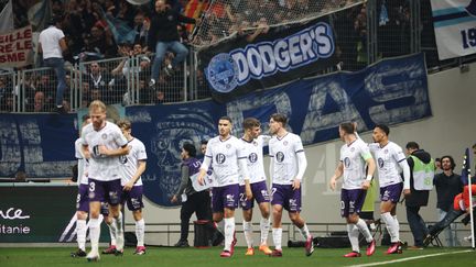 Les Toulousains célèbrent le but de Thijs Dallinga, lors du match Toulouse-Marseille, le 19 février 2023. (CHARLY TRIBALLEAU / AFP)