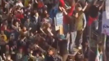 Capture d'&eacute;cran d'une vid&eacute;o amateur montrant les manifestants &agrave; Homs, le 27 d&eacute;cembre 2011. (FTVi)