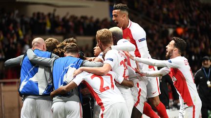 Les joueurs de l'AS Monaco célèbrent le 3e but marqué contre le Borussia Dortmund, au stade Louis-II, le 19 avril 2017, en quart de finale retour de la Ligue des champions.&nbsp; (BORIS HORVAT / AFP)