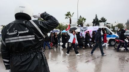 Un policier salue les manifestants dans les rues de Tunis, le 7 f&eacute;vrier 2013 (CITIZENSIDE.COM / AFP)