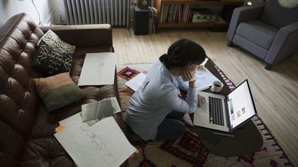 Une femme en plein télétravail à son domicile. Photo d'illustration. (HERO IMAGES / HERO IMAGES)