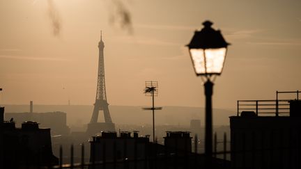 Ce premier journal parlé radiophonique a été diffusé grâce à l'installation d'une antenne sur le tour Eiffel (PHILIPPE LOPEZ / AFP)