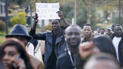 Une manifestation contre l'esclavage en Libye, le 18 novembre 2017, à Paris. (GEOFFROY VAN DER HASSELT / AFP)