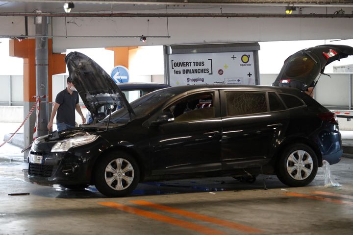 La voiture abandonnée par Redoine Faïd et ses complices dans le parking d'O'Parinor à Aulnay-sous-Bois (Seine-Saint-Denis), le 1er juillet 2018. (GEOFFROY VAN DER HASSELT / AFP)